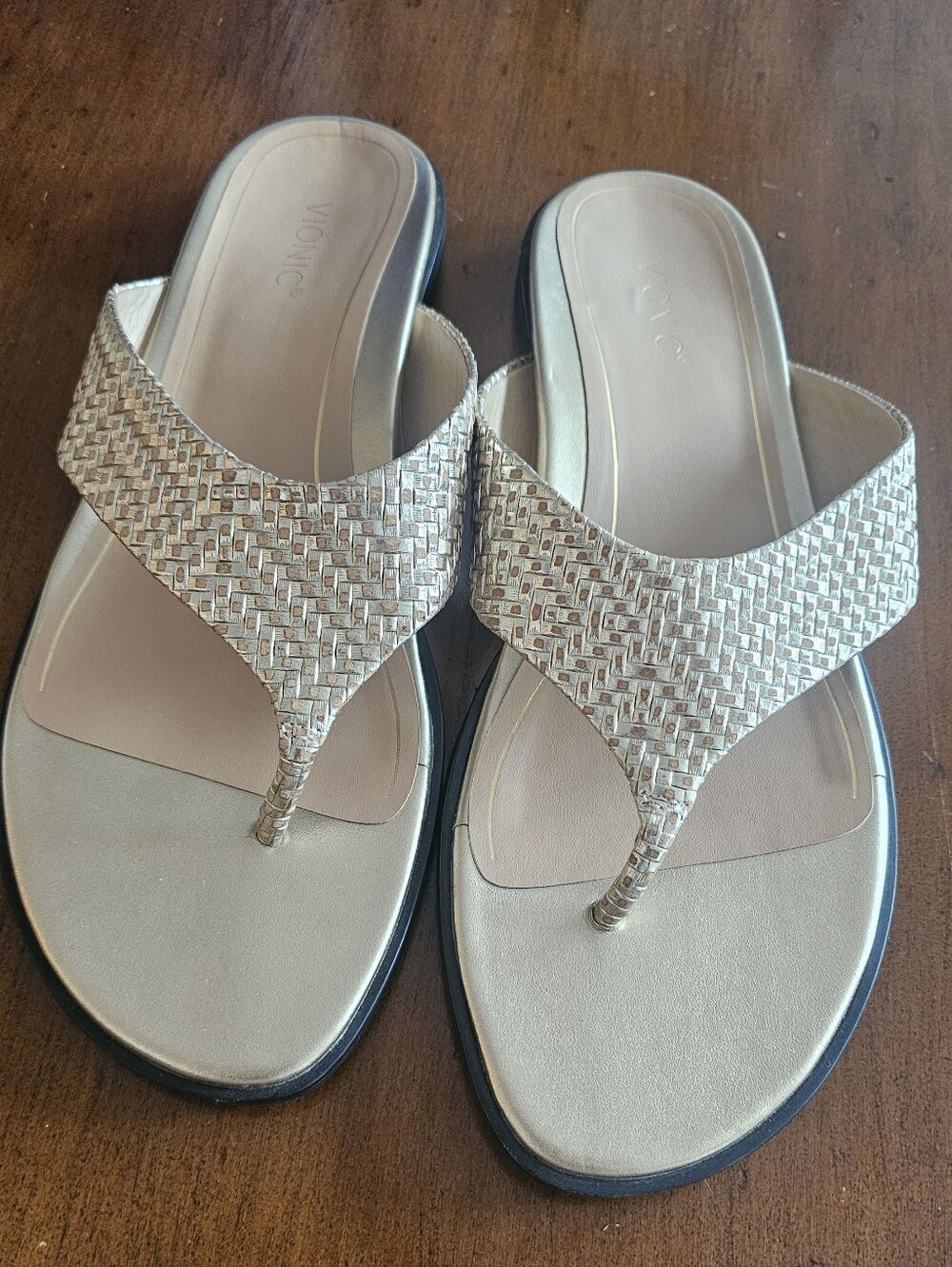 Vionic Woven Thong Sandals in Gold - like new size 10